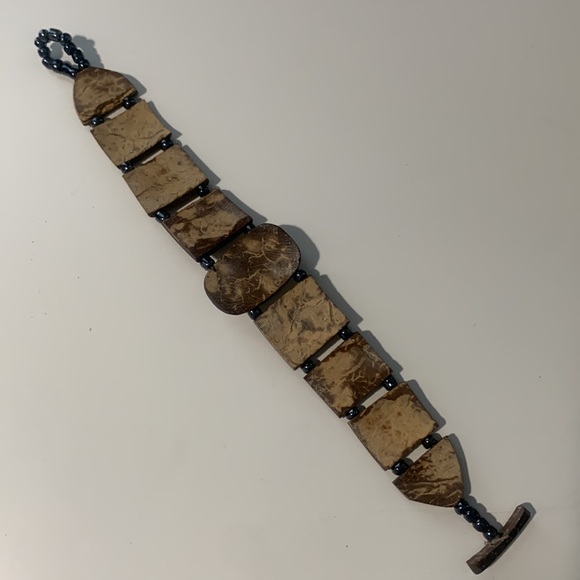 Coconut shell and sea cockroach bracelet. 8 in. - Picture 5 of 5